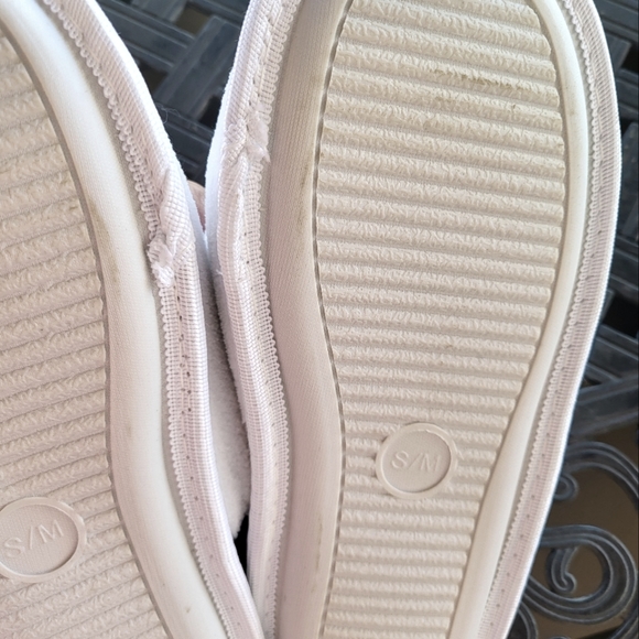 Women's soft, cozy, comfy slippers embroidered with "BOSS BABE" . - Picture 2 of 2